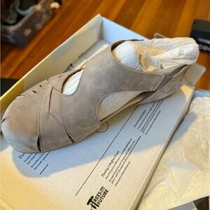 Earth Origins Cream Flats